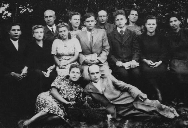Коллектив сельской школы в Гиске. Наталья Донич — вторая слева в верхнем ряду | Источник: Архив музея школы села Гиска / history.gospmr.org