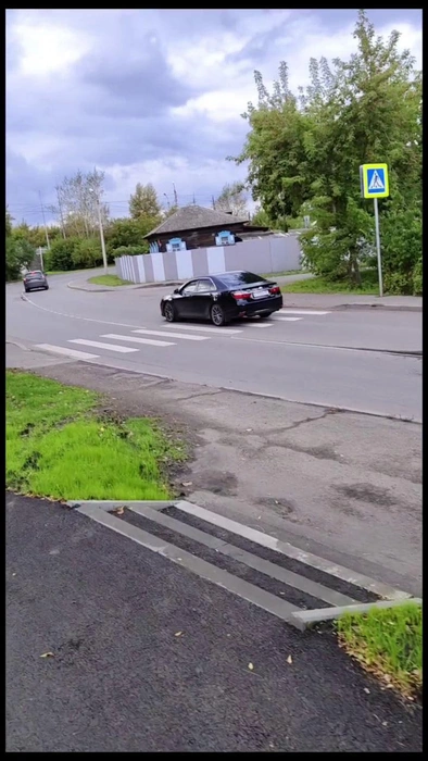 Маломобильному человеку будет сложно подниматься и спускаться по таким ступенькам. А на коротком отрезке в районе Качинской, 60 таких лестниц целых две | Источник: Антон Говядин