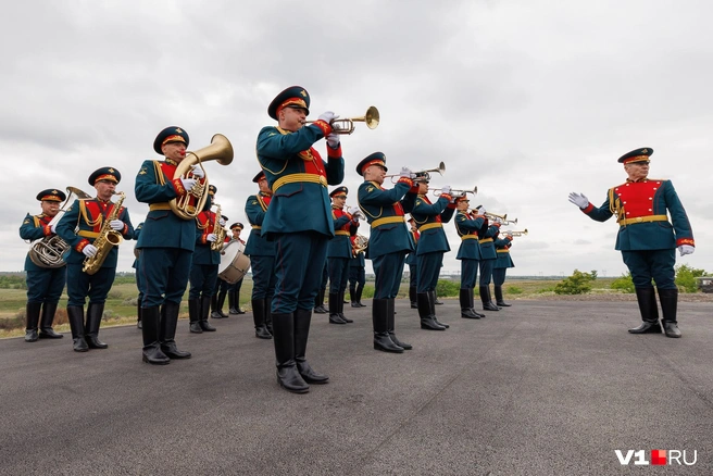 Военный оркестр и пасмурная погода придавали особую атмосферу | Источник: Алексей Волхонский / V1.RU