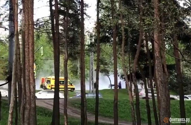 Автомобиль медиков и сотрудников с носилками сфотографировали около восьми часов вечера 12 мая | Источник: читательница «Фонтанки»