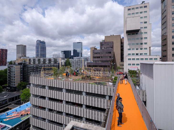 Студия MRDV построила оранжевый мост, соединяющий крыши двух зданий