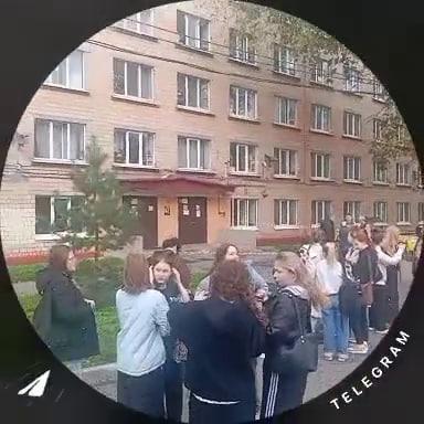 «Приехали кинологи»: серия эвакуаций прошла в вузах Москвы из-за массовых угроз взрыва. Фото и видео