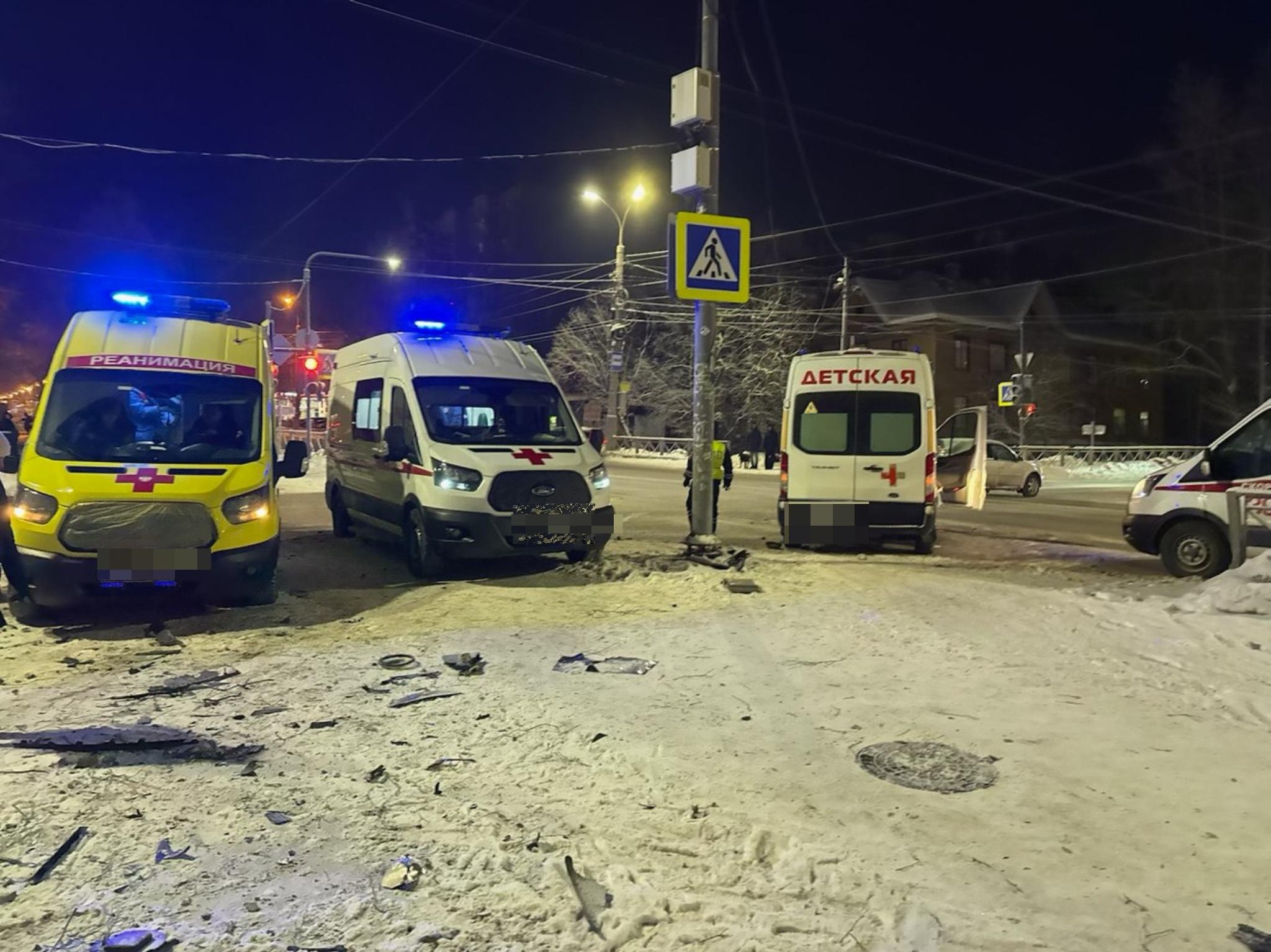 Экипаж скорой помощи пострадал при столкновении с легковушкой в Архангельске 
