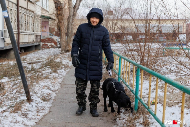 У Ультры есть специальная шлейка, но Ивану неудобно ей пользоваться. Говорит, что так лучше чувствует собаку | Источник: Ирина Шарова / 72.RU