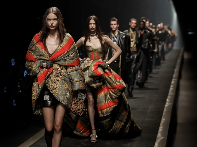 Versace, осень 2025: барокко и юмор вещи совместимые