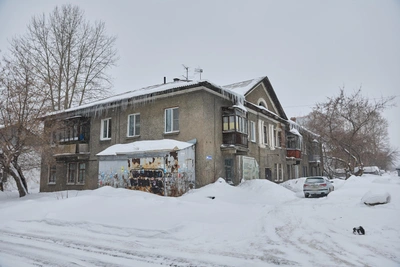 Следователи осмотрели столетний аварийный дом на Добролюбова