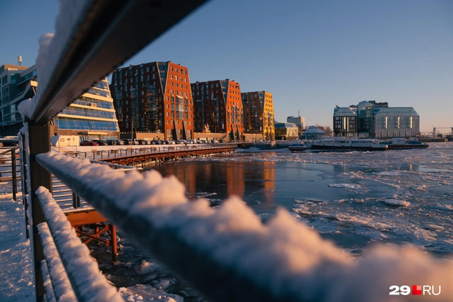 Набережная Архангельска выглядит по-разному. На фото — недавно отремонтированная ее часть, Буянова пристань | Источник: Иван Митюшёв / 29.RU