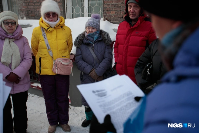 У жителей собралась большая стопка документов | Источник: Андрей Бортко / NGS.RU