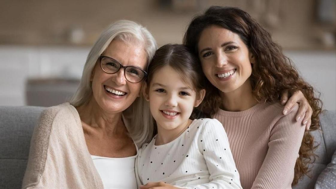 Открытки на 8 Марта: лучшие поздравления для любимых девушек и женщин