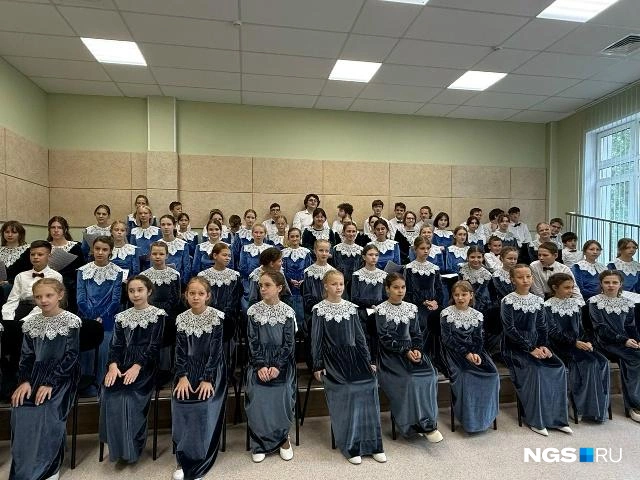 Хористки исполнили гимн в честь гостей | Источник: Дарья Староверова / NGS