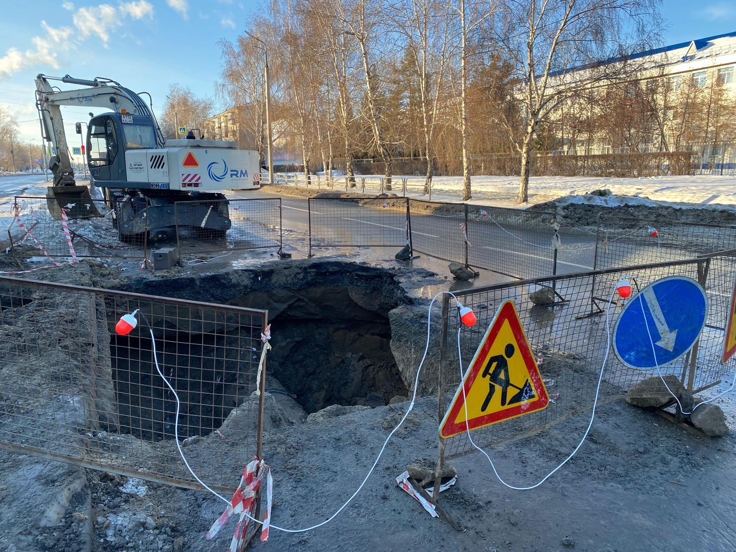 Курганцы показали видео, как до аварии выглядела раскопка «Водного Союза»,  в которую упало такси - 25 декабря 2023 - 45.ру