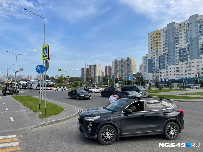 Дорогу на дублере Притомского частично перекрыли. За проездом следят инспекторы ГАИ | Источник: Лера Городецкая / NGS42.RU