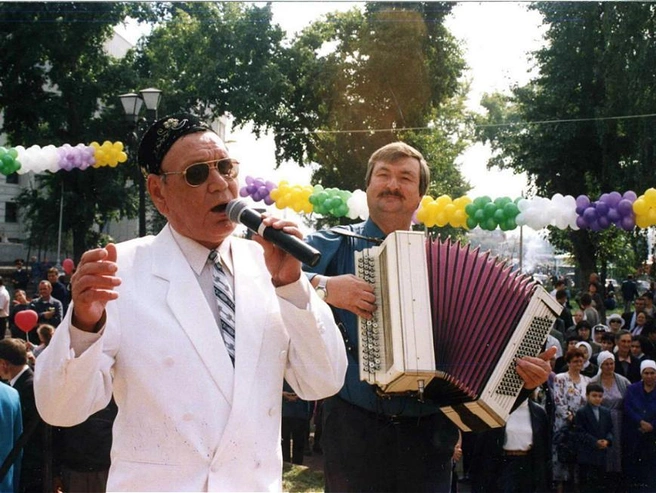 Певец Ильхам Шакиров (слева). 2001 год | Источник: tatmuseum.ru