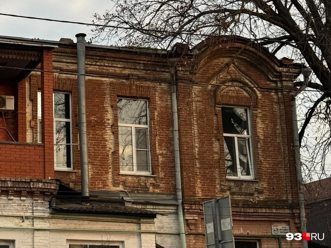 Справа на окне виден тот самый кокошник | Источник: Дарья Паращенко / 93.RU