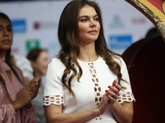 Стильная укладка, винтажная брошь: Кабаева появилась на инаугурации президента в элегантном костюме