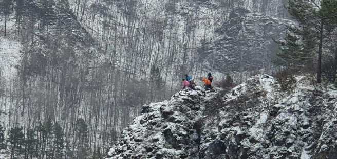 Ребята из «Простора» фотографировались на скалах как раз в ноябре. Правда, лезть туда без подготовки опытные туристы категорически не рекомендуют | Источник: Денис Раннев