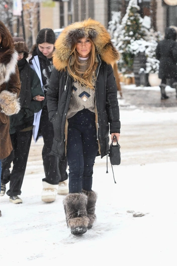 Дженнифер Лопес носит самый трендовый свитер зимы 2024/25 | marieclaire.ru