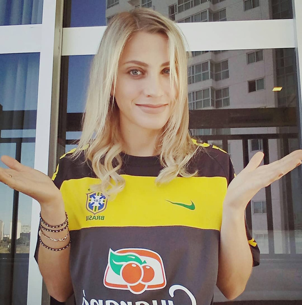 Бразильская девушка-арбитр очаровательно потроллила футболиста (видео)