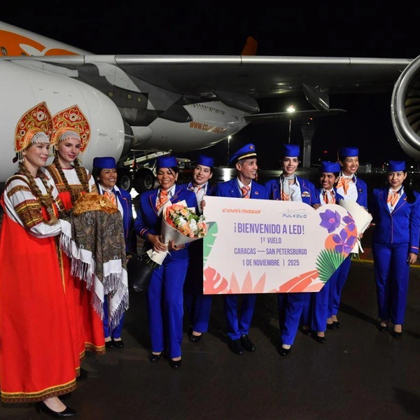 Надпись на плакате: «Добро пожаловать в LED». LED это код Пулково, присваиваемый Международной ассоциацией воздушного транспорта | Источник: Пресс-служба аэропорта Пулково