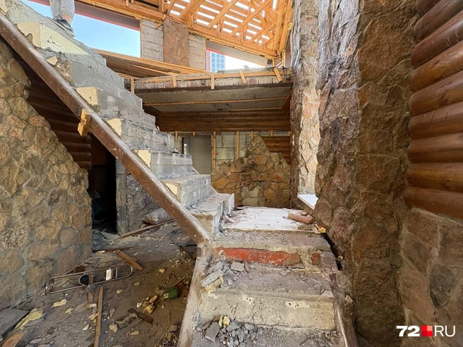 Лестница в доме на второй этаж частично разрушена | Источник: 72.RU
