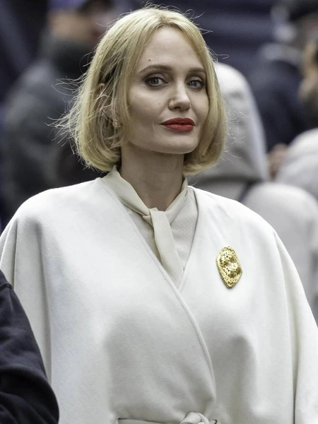 Каре, блонд и «Тревожные люди»: новый образ Анджелины Джоли | marieclaire.kz