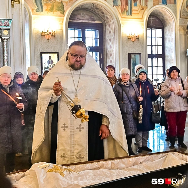 Священник призвал помолиться не только за душу учительницы, но и за подростка, напавшего на нее  | Источник: Василина Любимова / 59.RU