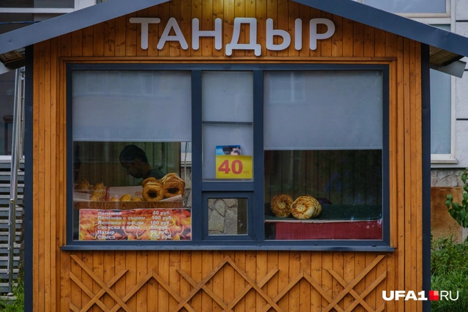 Готовят горячие лепешки | Источник: Булат Салихов / UFA1.RU