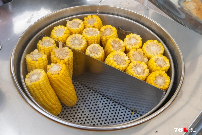 В Яровом Алтайского края в сезон часто в качестве продавцов кукурузы трудоустроивают детей и подростков | Источник: Кирилл Поверинов / 76.RU