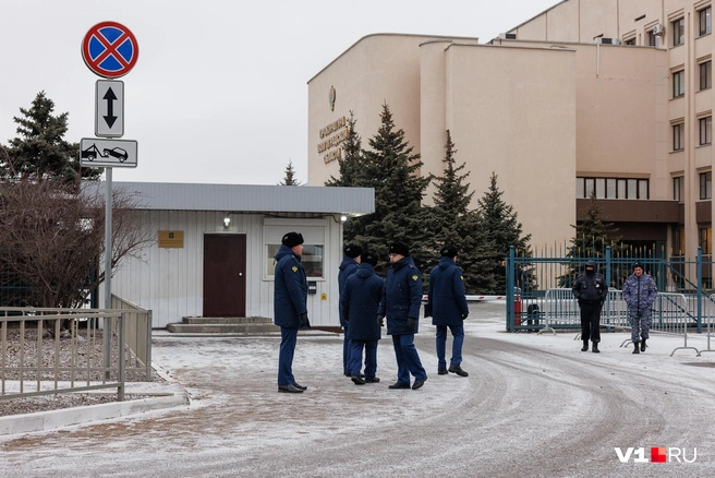 Вывесок, аншлагов и указателей, направляющих тех, кто пытается попасть на прием к сотрудникам Генпрокуратуры, у здания нет | Источник: Алексей Волхонский / V1.RU