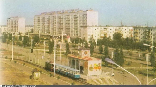 1976 год. Детский поезд с тремя вагонами, который ходил вокруг самолета-кинотеатра в парке аттракционов «Сказка» | Источник: Валентин Позднов / Фото из брошюры «Фотоальбом Ростов-на-Дону»