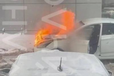 В Мурманске сгорел автомобиль Hyundai на проспекте Героев-Североморцев