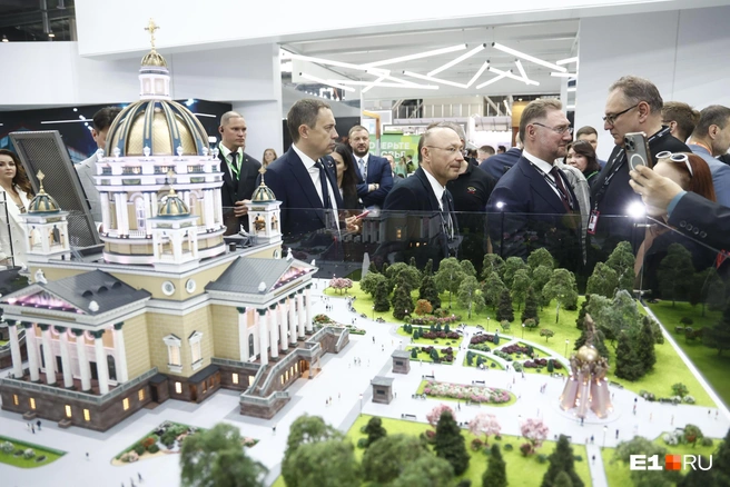 Основатель РМК Игорь Алтушкин — рядом с Кафедральным собором, в строительство которого Русская медная компания внесла наибольший вклад | Источник: Владислав Лоншаков 