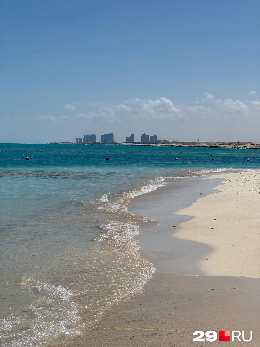 Пляж, море, небоскребы | Источник: Валерия Богатырева / 29.RU