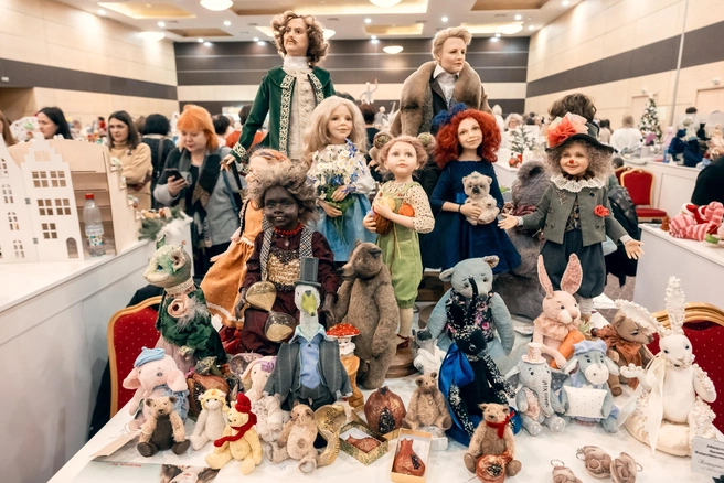 И грянет бал: на подиумах гостей ждут самые разнообразные куклы в лучах света и атмосфере волшебного праздника | Источник: предоставлено ООО «Клуб коллекционеров»