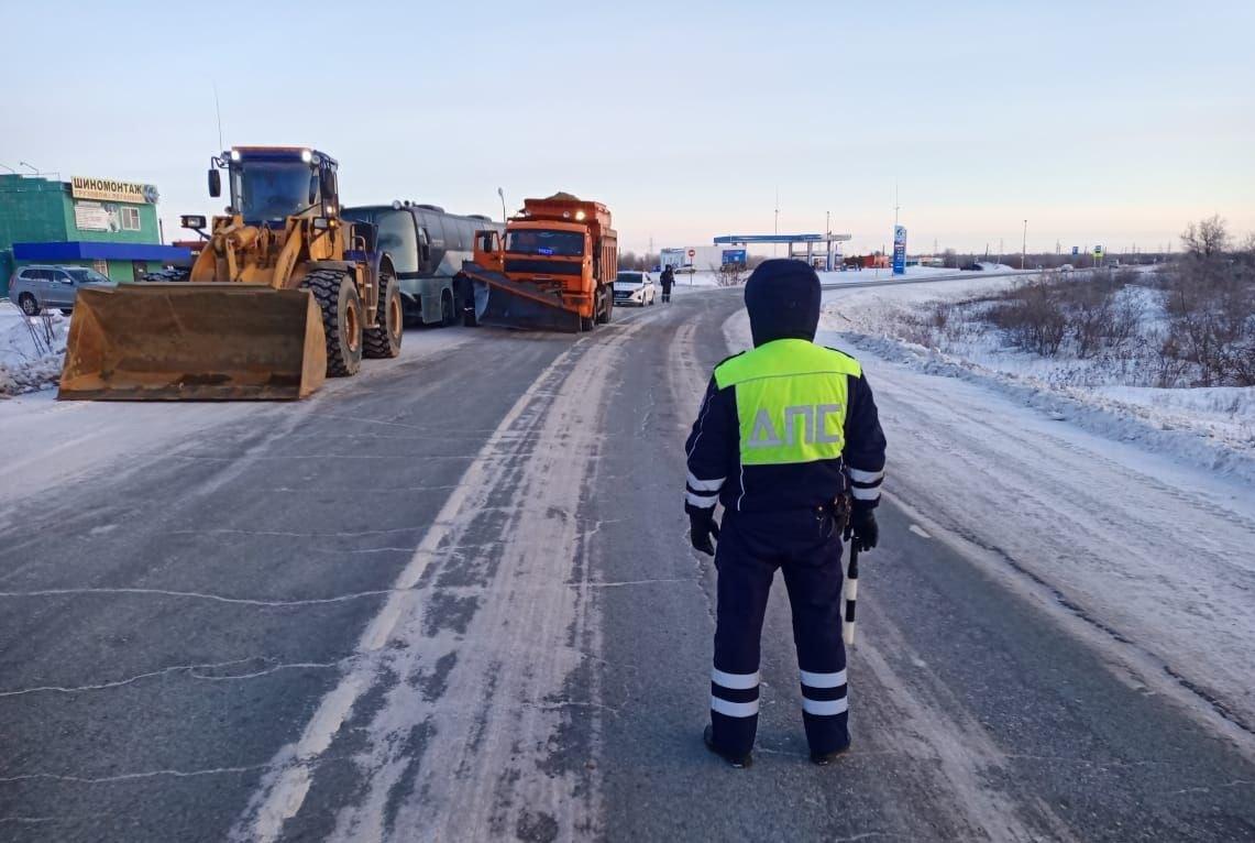 Автобус Новосибирск — Павлодар заглох в -27 градусов на трассе, пассажиров  эвакуировали - 4 января 2024 - НГС.ру