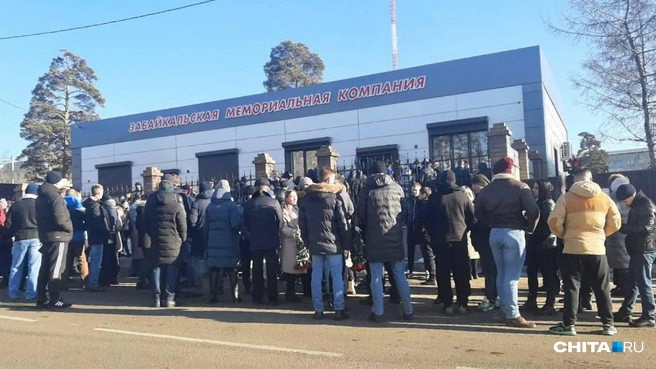 Среди людей, которые пришли попрощаться с тренером, есть и его воспитанники | Источник: «Чита.Ру»