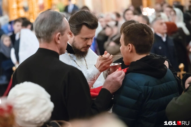 Причаститься можно было у одного из нескольких священников | Источник: Евгений Вдовин / 161.RU