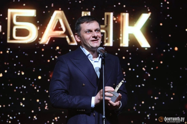 Региональный управляющий Альфа-Банка в Санкт-Петербурге и Ленинградской области Антон Кузнецов с наградой в номинации «Работодатель года»