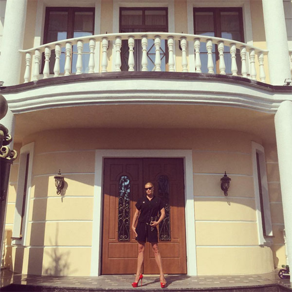 Анастасия Волочкова рядом со своим шикарным домом