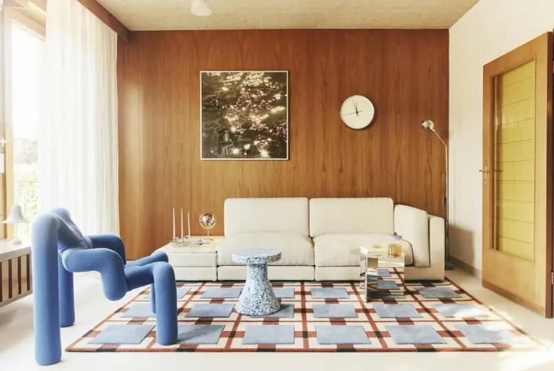 Диван Bolia и кресло Ekstrem, Terje Ekstrøm для Stokke. Табурет, Norrman Copenhagen. Лампа, Gubi. Подсвечник, Stoff Copenhagen. Настенные часы, Georg Jensen. Ковер, Evelina Kroon для Layered. | Источник: Джессика Сиденрос