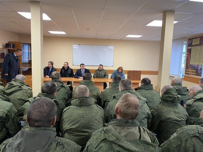 Губернатор обсудил с мобилизованными вопросы поддержки семей | Источник: Глеб Никитин