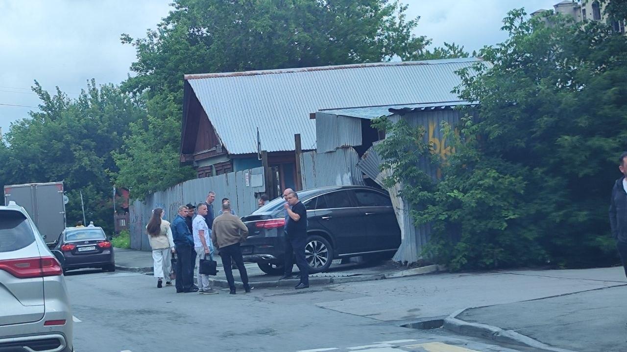 Пролетел в нескольких сантиметрах от пешехода — авария с Mercedes в центре Челябинска попала на видео