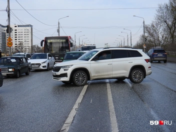 Водители проезжают через две сплошные несколько раз в минуту | Источник: Кирилл Хафизов / 59.RU