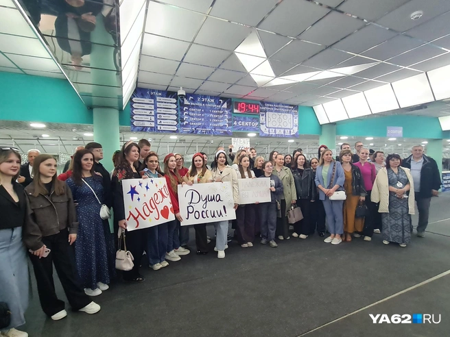 В фойе поклонники фотографировались с плакатами | Источник: Светлана Коновалова / YA62.RU