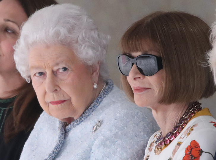 Фото №1 - Только спокойствие: Как Елизавета II помогла Анне Винтур расслабиться на показе Richard Quinn