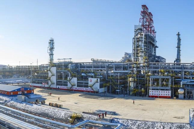 Компания занимается переработкой нефти и газа | Источник: pnos.lukoil.ru