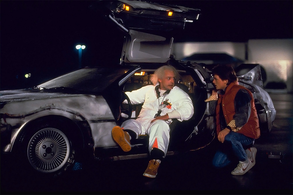 Нашел машину времени. Назад в будущее 1985. Назад в будущее back to the Future 1985. Эммет Браун и Марти Макфлай. Назад в будущее 1985 Делориан.