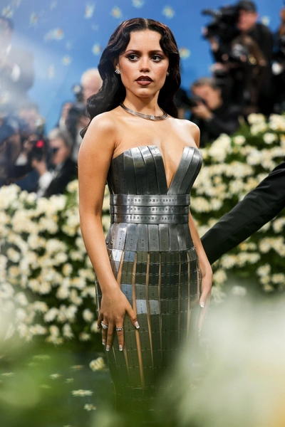 Дженна Ортега на Met Gala 2025 | Источник: Copyright © 2025 BACKGRID, Inc.