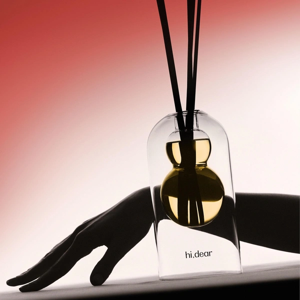 Аромадиффузор hi, dearАромадиффузор hi, dear — это декоративный объект и рабочий аромат для дома в одном: ваза-декантер из двойного стекла, рефилл 200 мл и хлопковые палочки в подарочной коробке создают уют до шести месяцев в комнате до 40 м². В коллекции восемь ароматов — от бодрящего «Базилика и ветивера» и чистого дуэта «Жасмин и кедр» до густых, атмосферных ароматов «Шафран и бобы тонка» или «Гранат и гваяковое дерево», а к каждому диффузору можно подобрать рефилл в отдельной коробке с новым набором палочек.
