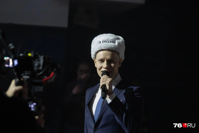 Традиционно Шаман вышел к зрителям из зала. Сначала он прошел по партеру, а после поднялся на сцену | Источник: Артем Бауман / 76.RU